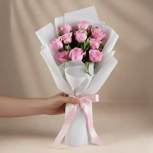 Pink Roses Bouquet held in hand_1